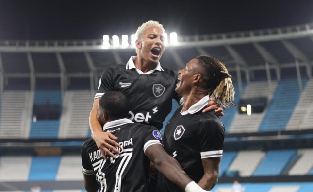 Danilo marca en el 93 y Botafogo gana 3-2 a Racing en partido a puerta cerrada en la Sudamericana