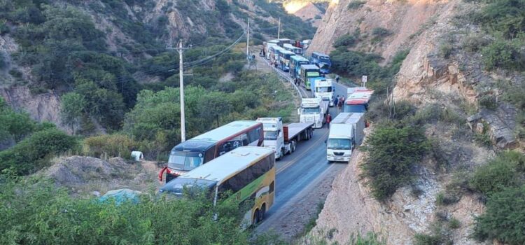 Transporte interdepartamental de Cochabamba suspende bloqueo en Parotani hasta medianoche