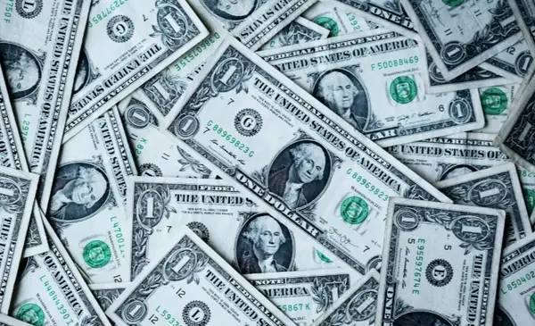 Dólar paralelo en Bolivia supera Bs 9,40 mientras el Banco Central mantiene tipo en Bs 6,96