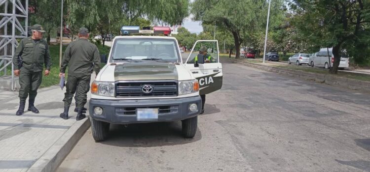 Conductor de minibús ofrece soborno a policías tras ser sorprendido cargando combustible ilegal en Cochabamba