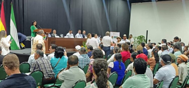 Productores de Santa Cruz reciben 300 títulos ejecutoriales en acto oficial del INRA y CAO