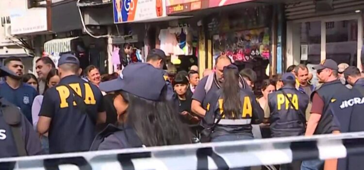 Operativo en Once detiene a migrantes en zona comercial de prendas de vestir en Buenos Aires