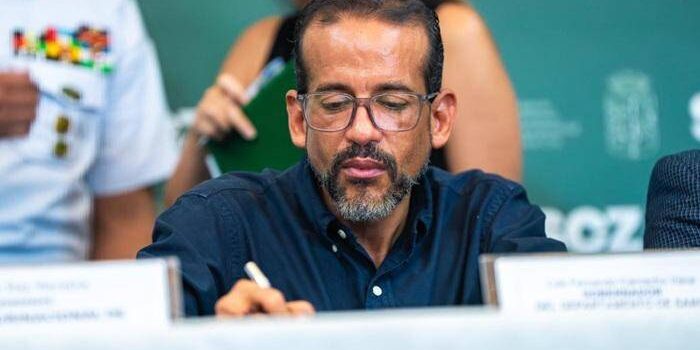 Camacho firma decreto para iniciar transición ordenada en Gobernación de Santa Cruz antes de segunda vuelta electoral