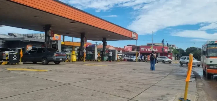 YPFB inicia descarga de 2 millones de litros de diésel para normalizar suministro en Santa Cruz este fin de semana