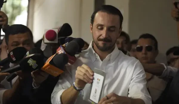 Juan Pablo Velasco vota en Santa Cruz y destaca despliegue para defender el voto en balotaje