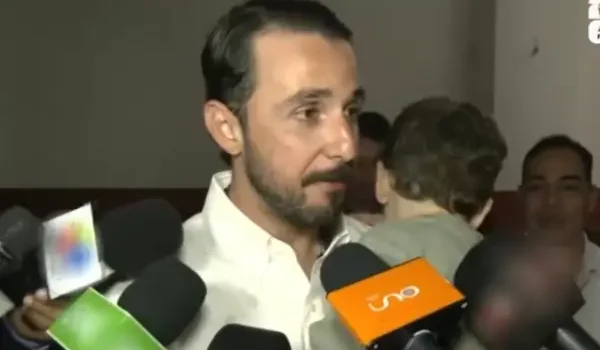 Juan Pablo Velasco vota en Santa Cruz y llama a defender el voto con