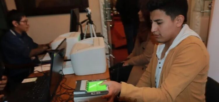 Bolivia evalúa implementar voto electrónico mixto en próximo padrón electoral