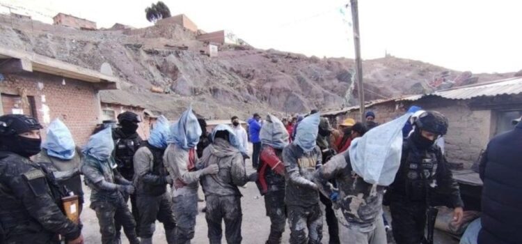 Mineros de Corimayo capturan a 20 “jucus” y un joven muere en enfrentamiento
