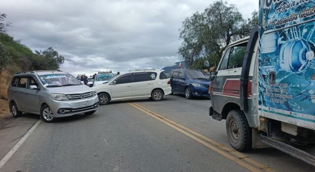 Protestas del transporte libre interrumpen circulación en tres tramos de Tarija