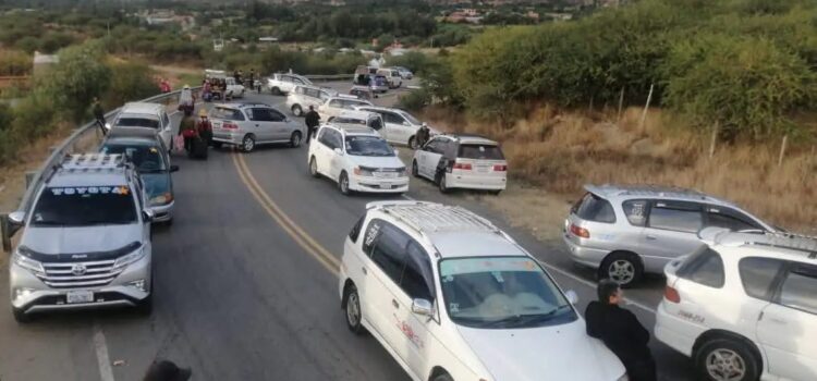 Transporte libre mantiene paro y bloqueos en Tarija hasta que presidenta de YPFB llegue a resolver crisis de gasolina
