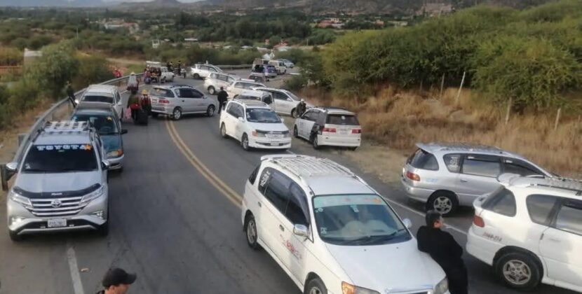 Transporte libre mantiene paro y bloqueos en Tarija hasta que presidenta de YPFB llegue a resolver crisis de gasolina