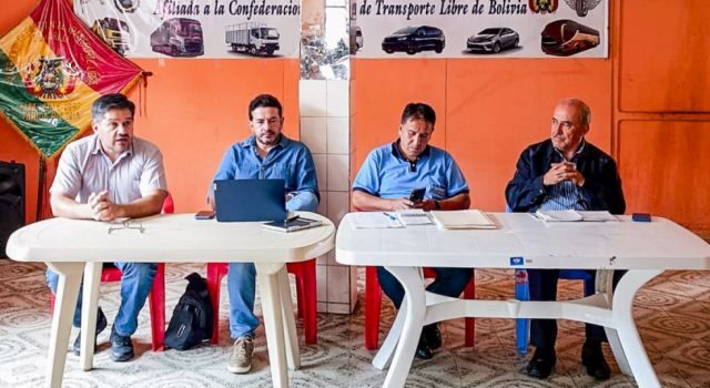 Comisión técnica de ABC negocia con dirigentes del transporte para restablecer tránsito en Tarija