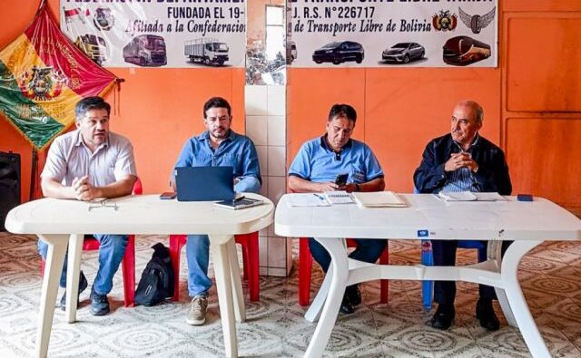 Comisión técnica de ABC negocia con dirigentes del transporte para restablecer tránsito en Tarija