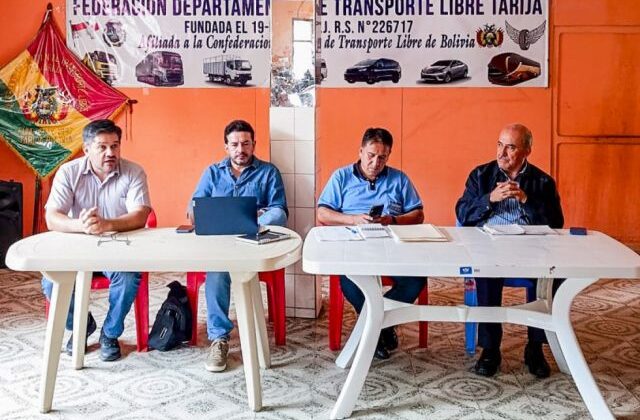Comisión técnica de ABC negocia con dirigentes del transporte para restablecer tránsito en Tarija