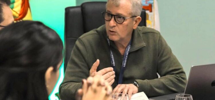 En medio de filas por diésel, senador plantea privatización para solucionar problemas estructurales