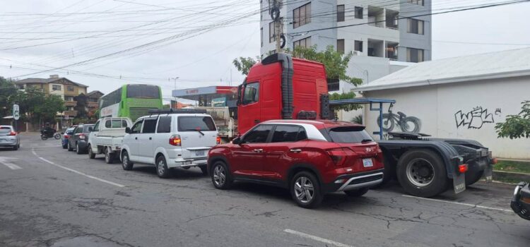 Transportistas en Santa Cruz, Cochabamba y La Paz forman largas filas y pernoctan en estaciones de servicio por falta de combustible