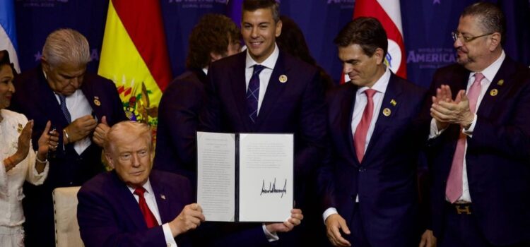 Evacúan a Donald Trump en cena anual de corresponsales tras disparos; Bolivia expresa solidaridad