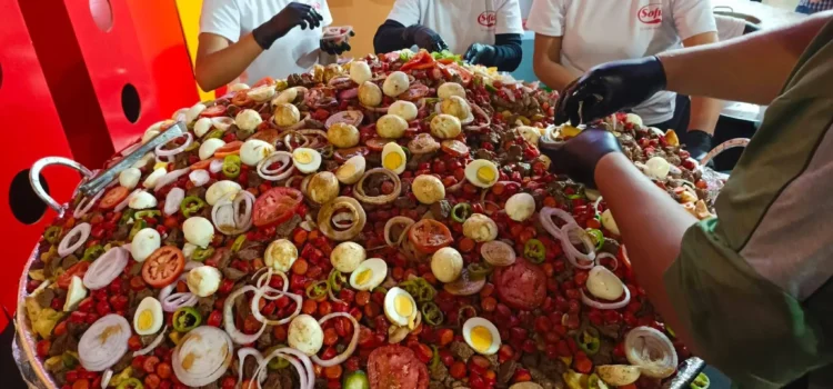 El icónico pique macho cochabambino deslumbra en la Feria Exposición Internacional con 50 kg de carne y 200 kg de papa