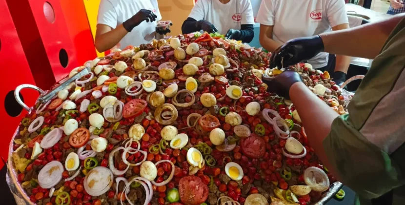 El icónico pique macho cochabambino deslumbra en la Feria Exposición Internacional con 50 kg de carne y 200 kg de papa