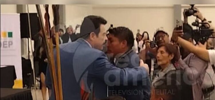 Leonardo Loza y Manfred Reyes Villa sorprenden con apretón de manos en acto de entrega de credenciales