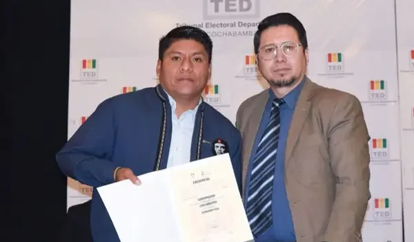 Leonardo Loza recibe credencial oficial como gobernador de Cochabamba para el periodo 2026–2031