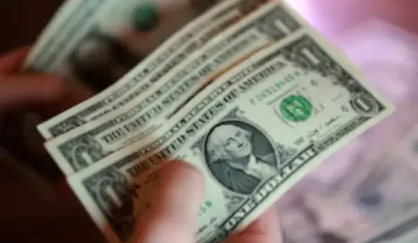 El dólar paralelo en Bolivia registra leve alza y supera Bs 10 en compra y venta