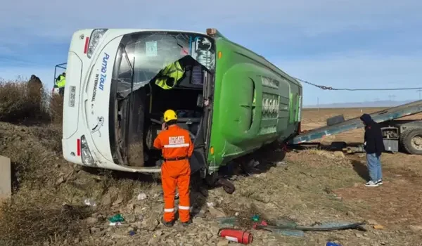 Nueve muertos y 22 heridos tras vuelco de autobús chileno en carretera boliviana