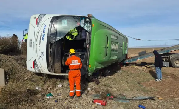 Nueve muertos y 22 heridos tras vuelco de autobús chileno en carretera boliviana