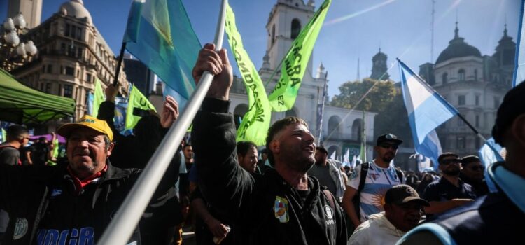 La CGT moviliza a miles en Plaza de Mayo contra el programa económico de Javier Milei