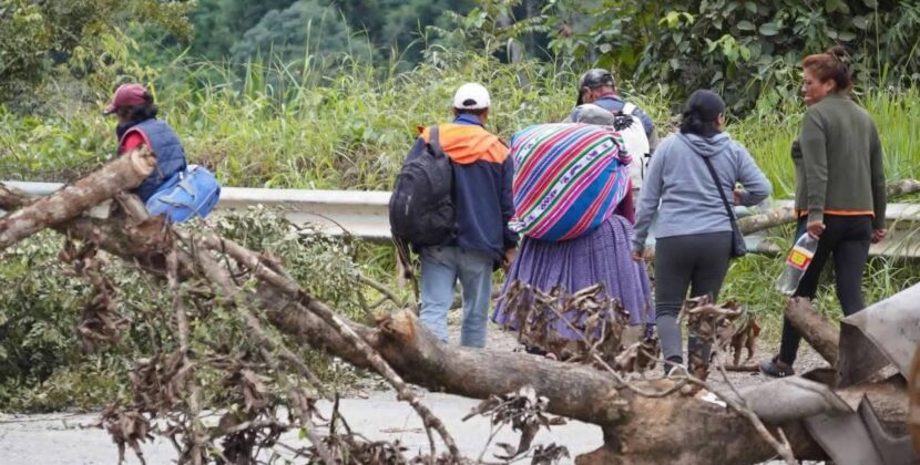 Transportistas mantienen bloqueos en Caranavi exigiendo mejor calidad de gasolina y reparación de carreteras