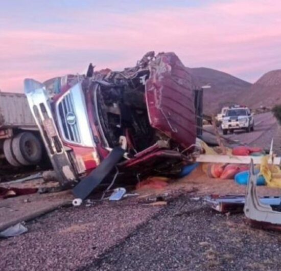 Fatal choque frontal entre volqueta y camión en la carretera Cotagaita–Tupiza deja una mujer muerta y dos heridos