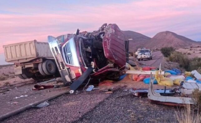 Fatal choque frontal entre volqueta y camión en la carretera Cotagaita–Tupiza deja una mujer muerta y dos heridos