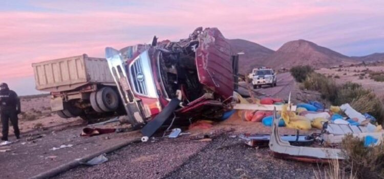 Fatal choque frontal entre volqueta y camión en la carretera Cotagaita–Tupiza deja una mujer muerta y dos heridos
