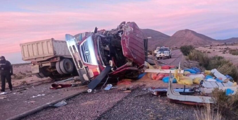 Fatal choque frontal entre volqueta y camión en la carretera Cotagaita–Tupiza deja una mujer muerta y dos heridos
