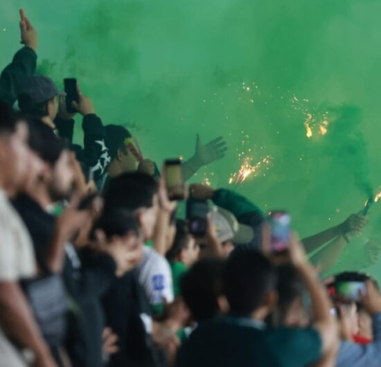 Federación Boliviana de Fútbol sanciona a Oriente Petrolero por lanzamiento de objetos y bengalas en el Tahuichi