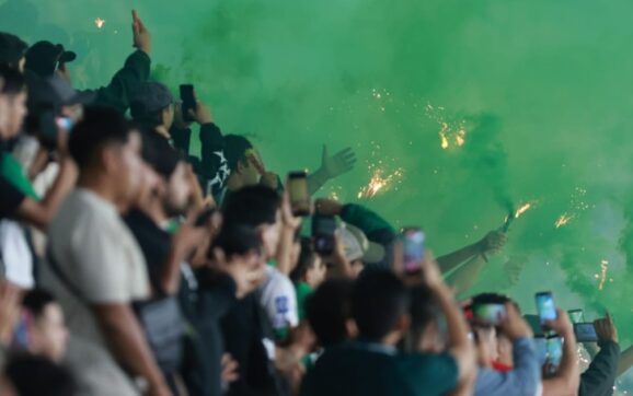 Federación Boliviana de Fútbol sanciona a Oriente Petrolero por lanzamiento de objetos y bengalas en el Tahuichi