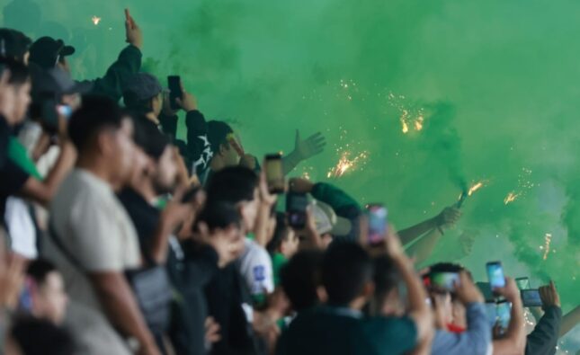 Federación Boliviana de Fútbol sanciona a Oriente Petrolero por lanzamiento de objetos y bengalas en el Tahuichi