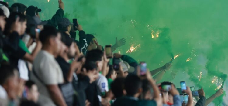 Federación Boliviana de Fútbol sanciona a Oriente Petrolero por lanzamiento de objetos y bengalas en el Tahuichi