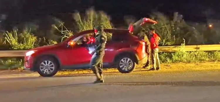 Vecinos y Policía frustran robo armado de camioneta en Yapacaní durante controles de fin de semana