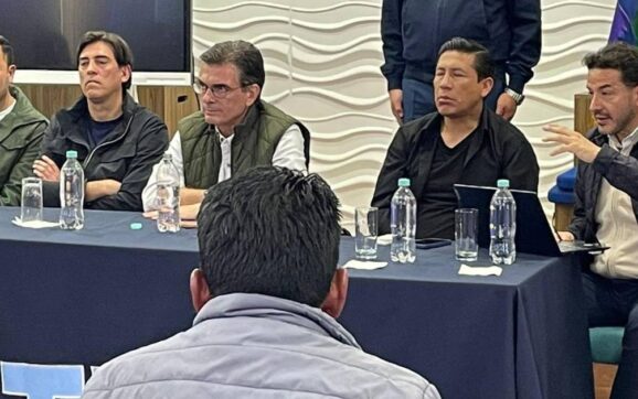 Acuerdo en los Yungas permitirá ingreso de maquinaria y cisternas para desbloquear zonas de protesta