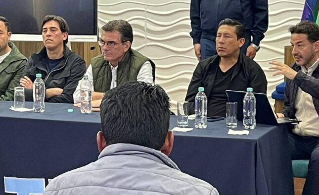 Acuerdo en los Yungas permitirá ingreso de maquinaria y cisternas para desbloquear zonas de protesta