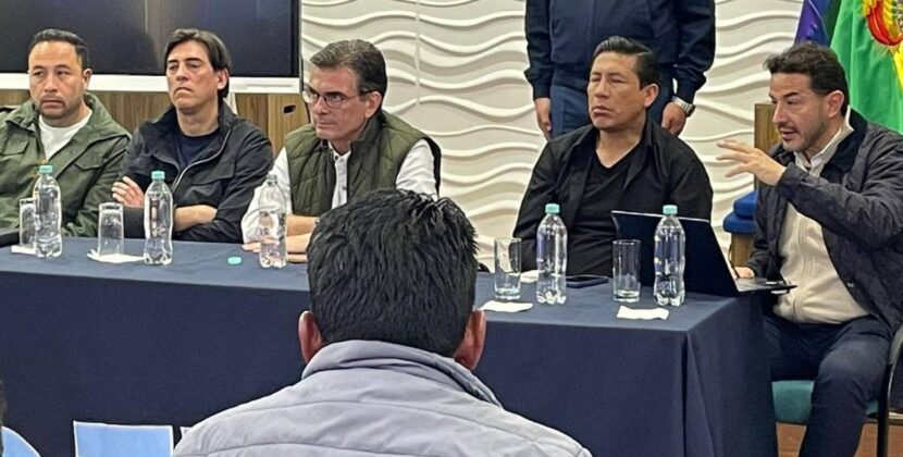 Acuerdo en los Yungas permitirá ingreso de maquinaria y cisternas para desbloquear zonas de protesta