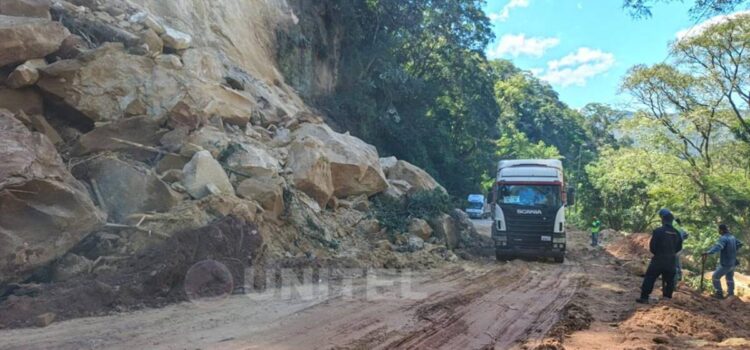 ABC habilita ambos carriles en el tramo La Angostura – Samaipata tras derrumbes