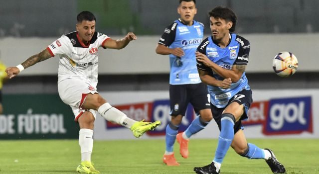 Blooming y Universitario empatan 1-1 en un partido marcado por cambios de entrenadores