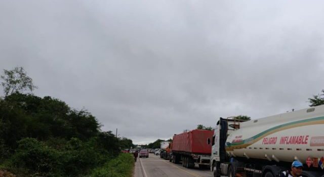 Transporte instala bloqueo en Boyuibe durante paro nacional y afecta la Ruta Internacional 9