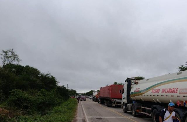 Transporte instala bloqueo en Boyuibe durante paro nacional y afecta la Ruta Internacional 9