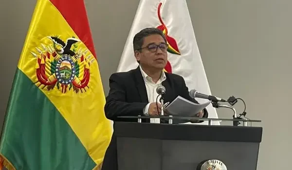 Vocero presidencial critica toma del Ministerio de Trabajo por la COB y advierte firmeza ante actos violentos