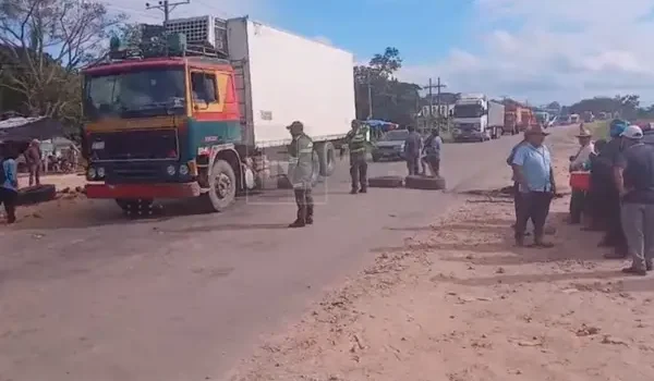 Mototaxistas de Yapacaní declaran cuarto intermedio en bloqueo y permiten paso vehicular hasta las 16:30