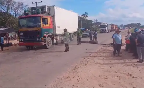 Mototaxistas de Yapacaní declaran cuarto intermedio en bloqueo y permiten paso vehicular hasta las 16:30