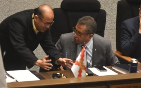 Ministro Oviedo responsabiliza al teniente Manzaneda por ocultar llegada de 32 maletas y enfrenta interpelación en la Asamblea